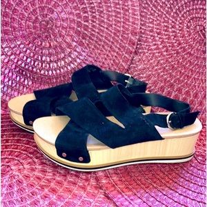 Dr. Scholl's “Catchin Rays” Black leather suede upper